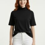 Kadın Siyah Yarım Balıkçı Yaka Kısa Kollu T-Shirt