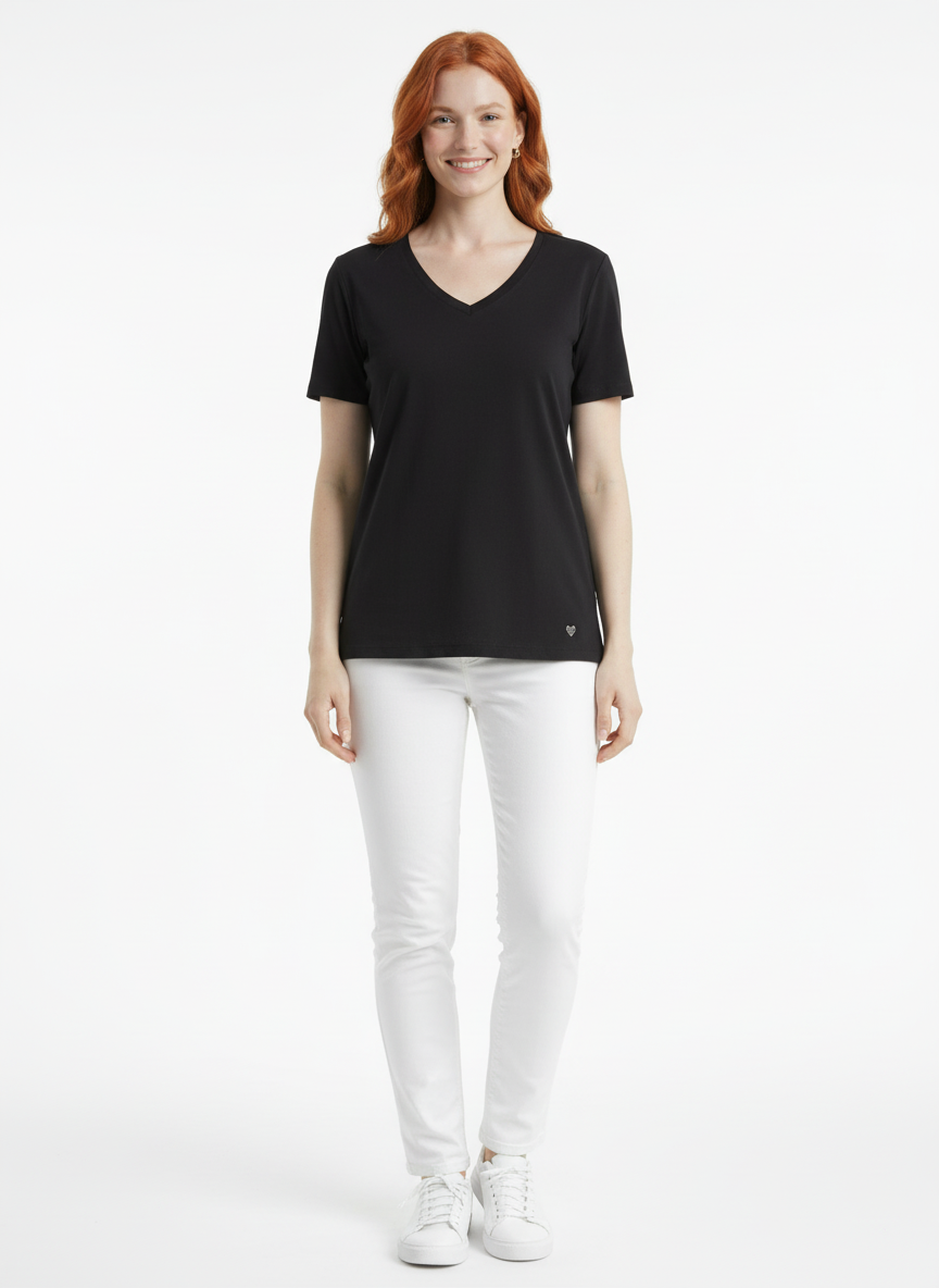 5e37e3045bc2433c88369653c7b774ef-2.png Kadın V Yaka Kısa Kol Kalp Detaylı T-Shirt - Görsel 1