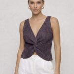 Twist Knot Detaylı Premium Kadın Triko Bluz – V Yaka Örgü Dokulu Şık Crop Tasarım